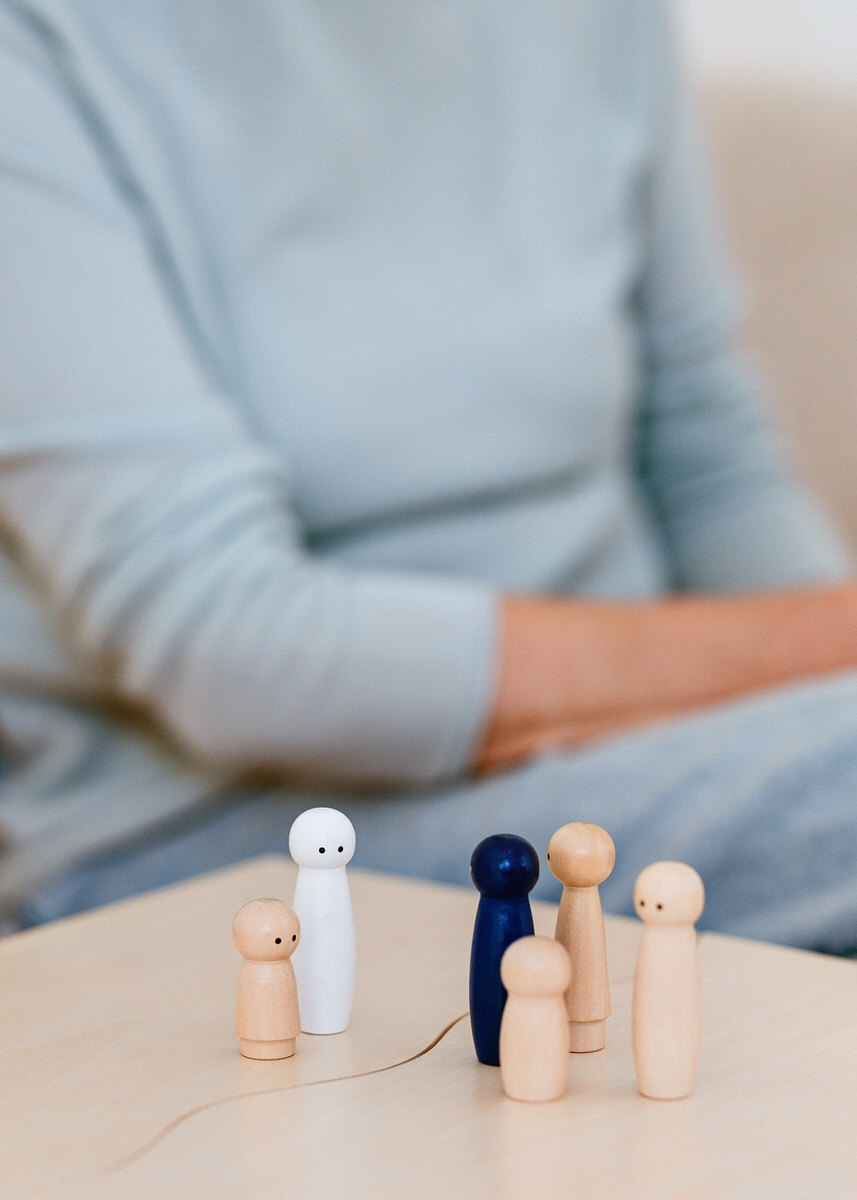 Familienbrett und Holzfiguren in der systemischen Therapie